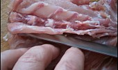 Roládky z králičího hřbetu (velice ostrým nožem opatrně oddělujeme maso od žeber)