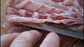 Roládky z králičího hřbetu, velice ostrým nožem opatrně oddělujeme maso od žeber