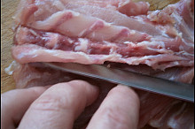 velice ostrým nožem opatrně oddělujeme maso od žeber