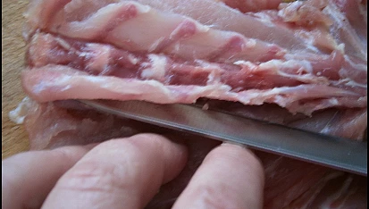 Roládky z králičího hřbetu, velice ostrým nožem opatrně oddělujeme maso od žeber