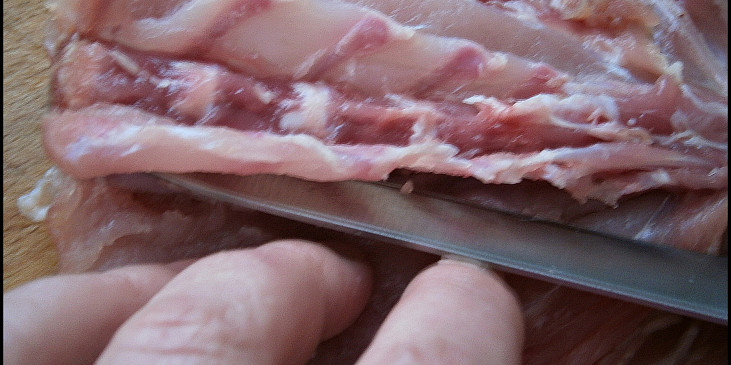 velice ostrým nožem opatrně oddělujeme maso od žeber
