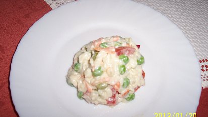 Salát z těstovin a syrové zeleniny
