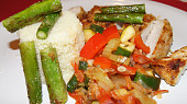 Sezamovo-polentové kuřecí řízky s chřestem a zeleninou