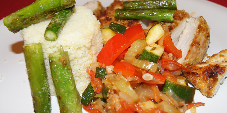 Sezamovo-polentové kuřecí řízky s chřestem a zeleninou