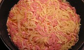 Smažené špagety se sýrem a šunkou