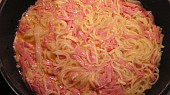 Smažené špagety se sýrem a šunkou