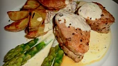 Špalíčky z vepřové panenky se smetanovou omáčkou, parmezánem a chřestem