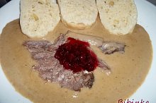 Srnčí kýta na styl svíčkové s brusinkami