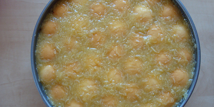 Studený jablečný dort s broskvemi (Postup)