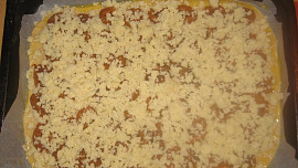 Švestkový koláč z kynutého těsta