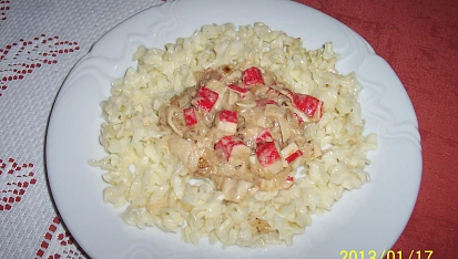 Těstoviny s krabími tyčinkami, ještě přizdobit .....