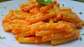 Testoviny s pecenym paprikovym pestem