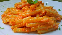 Testoviny s pecenym paprikovym pestem