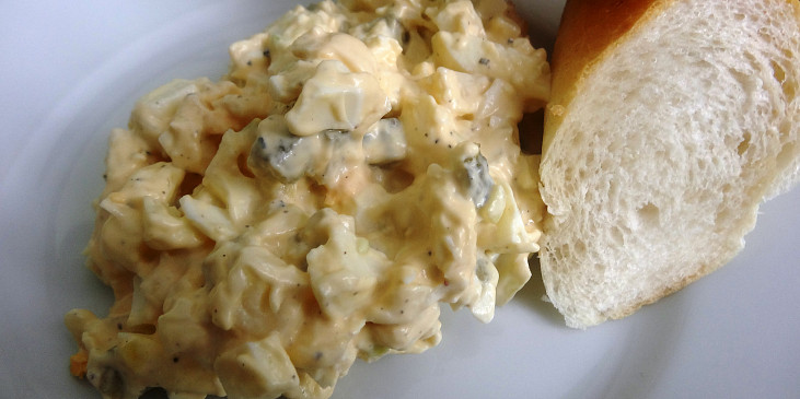 Vaječný salát se sýrem