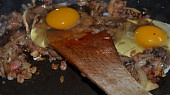 Vepřový měšec plněný žampionovou vaječinou s klobásou