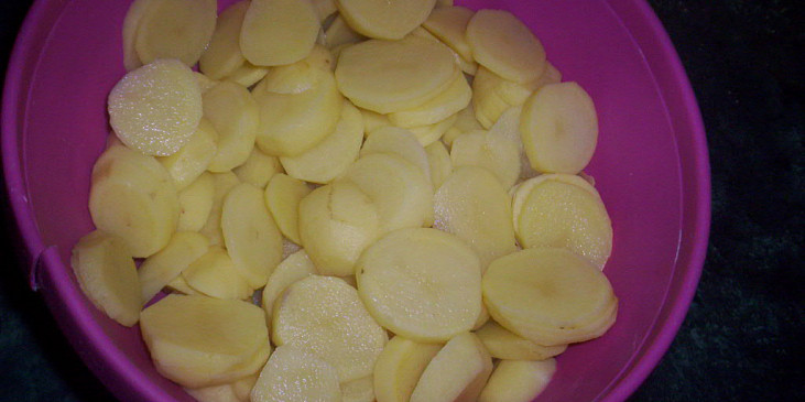 Zapečené brambory se slaninou a sýrem (nakrájené okořeněné brambory)