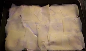 Zapečené brambory se slaninou a sýrem, brambory s plátky slaniny a sýra