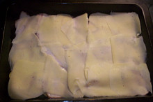brambory s plátky slaniny a sýra
