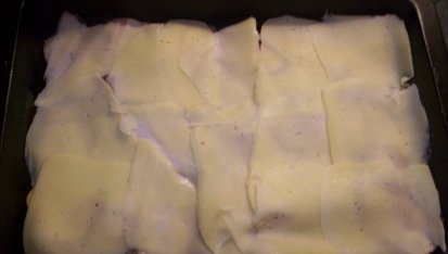 Zapečené brambory se slaninou a sýrem, brambory s plátky slaniny a sýra