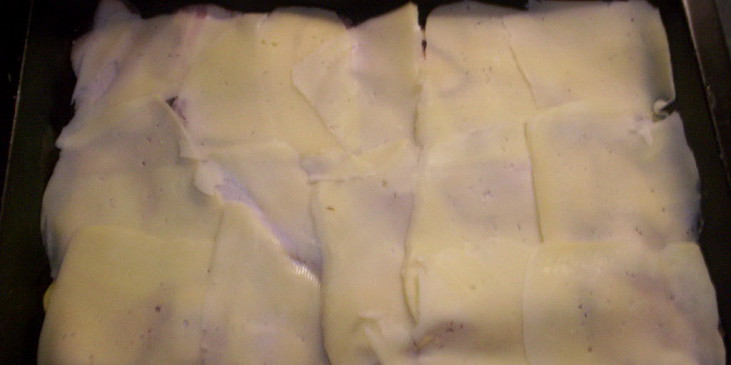 Zapečené brambory se slaninou a sýrem (brambory s plátky slaniny a sýra)