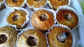 Banánové muffiny s krémem, do každé vydlabeme díru a naplníme krémem