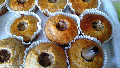 Banánové muffiny s krémem, do každé vydlabeme díru a naplníme krémem