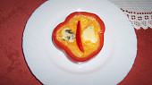 Barevný zeleninový předkrm (vlevo je kostička Nivy, vpravo kostička Eidamu)