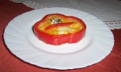 Barevný zeleninový předkrm, kroužek papriky je vysoký cca 1,5 cm, uvnitř je celé 1 vejce