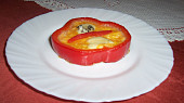 Barevný zeleninový předkrm, kroužek papriky je vysoký cca 1,5 cm, uvnitř je celé 1 vejce