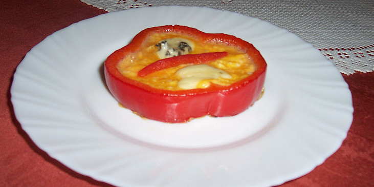 Barevný zeleninový předkrm (kroužek papriky je vysoký cca 1,5 cm, uvnitř je…)