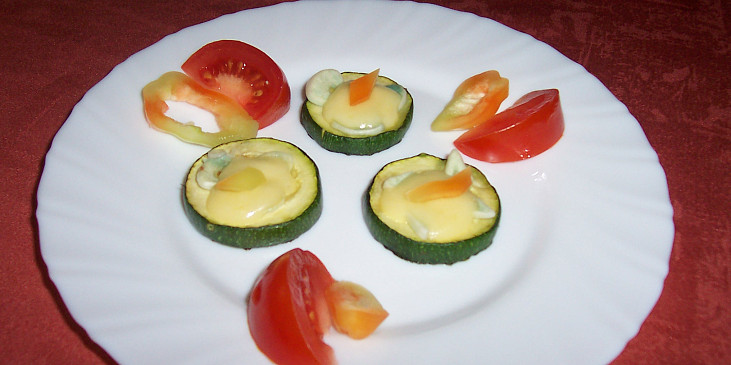 Barevný zeleninový předkrm (cuketa s plátky česneku a kostičkou sýra Eidam)