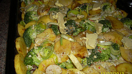 Brambory, brokolice, maso - vše na jednom plechu