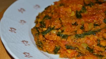 Dhal z červené čočky se špenátem a rajčaty
