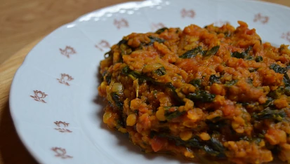 Dhal z červené čočky se špenátem a rajčaty