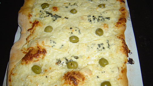 Domácí sýrová pizza