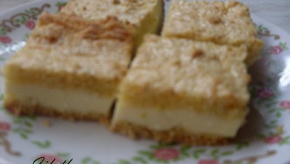 Drobenkový tvarohový koláč zalitý šlehačkou