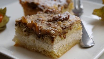 Drobenkový tvarohový koláč zalitý šlehačkou