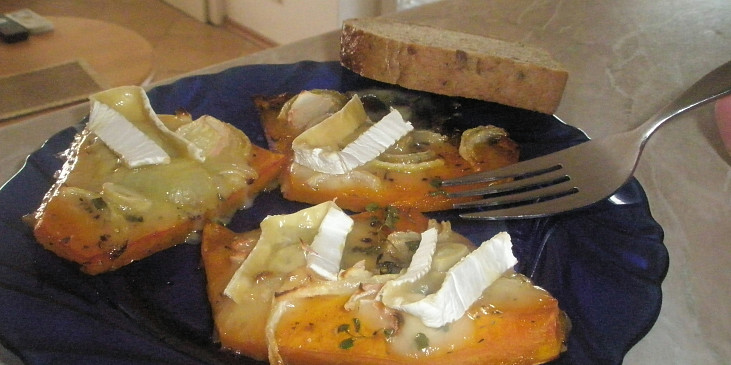 Dýně s cibulí, česnekem a sýrem