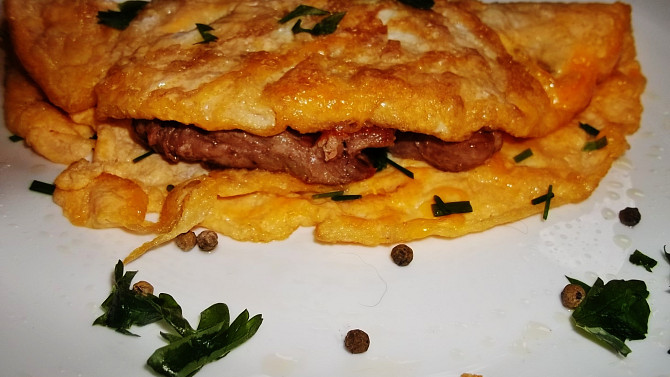 Grilované vepřové maso na pepři v omeletách, Grilované vepřové maso na pepři v omeletě
