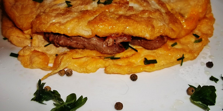 Grilované vepřové maso na pepři v omeletě