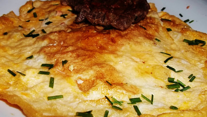 Grilované vepřové maso na pepři v omeletách, a přeložíme...