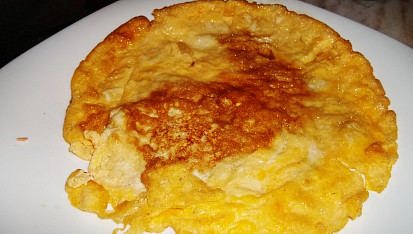 Grilované vepřové maso na pepři v omeletách, upečená omeleta...