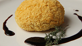 Hermelín v kuskusové krustě s rybízovou omáčkou