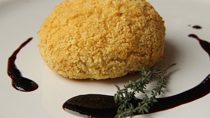 Hermelín v kuskusové krustě s rybízovou omáčkou