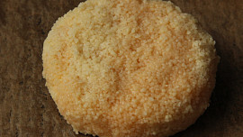 Hermelín v kuskusové krustě s rybízovou omáčkou