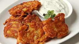 Indické cibulové smaženky  (bhajis) s mátovou rájtou