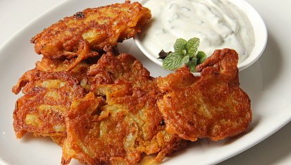Indické cibulové smaženky  (bhajis) s mátovou rájtou