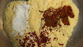 Indické cibulové smaženky  (bhajis) s mátovou rájtou