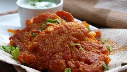 Indické cibulové smaženky  (bhajis) s mátovou rájtou