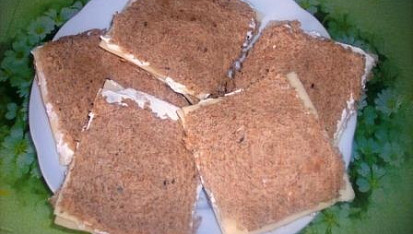 Jednohubky z toastového chleba, poskládaný chleba